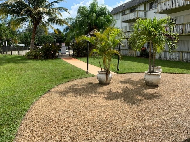 Building Photo - 15221 NE 6th Ave