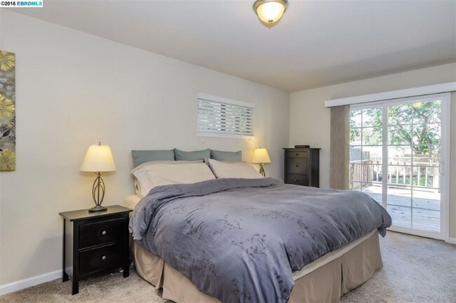 Building Photo - 884 Ruth Dr