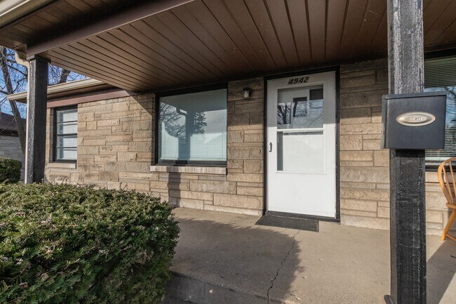 Building Photo - 4942 W 11th St