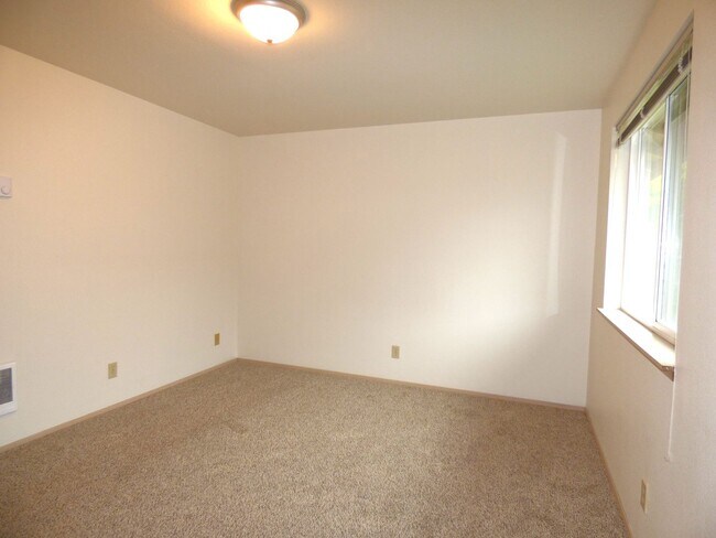 Building Photo - 1 bedroom 1 bath second level unit!