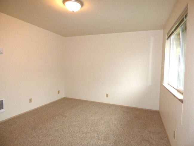 Building Photo - Rent Special: 1/2 Off June's Rent!! 1 bedroom 1 bath second level unit!