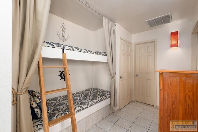 Building Photo - 125 E Retama St