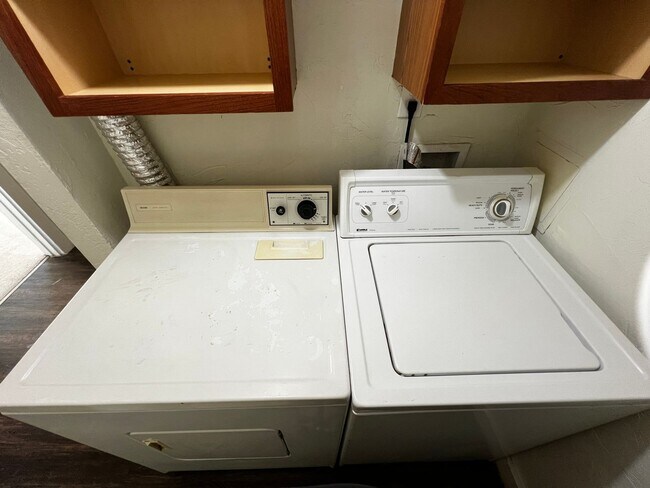 Building Photo - 2BD/1 BA Duplex