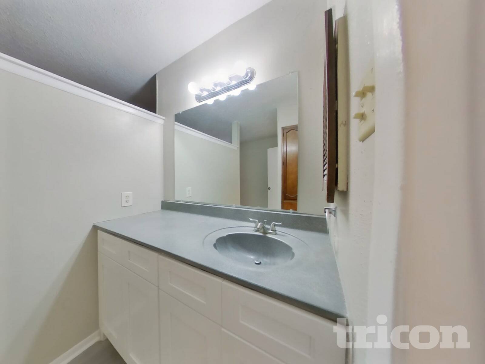 Building Photo - 7527 Ledgebrook Dr