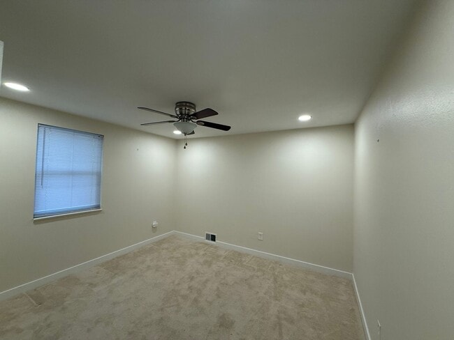 Building Photo - Spacious 2 Bed / 1.5 Bath in Centennial with In-Unit W/D