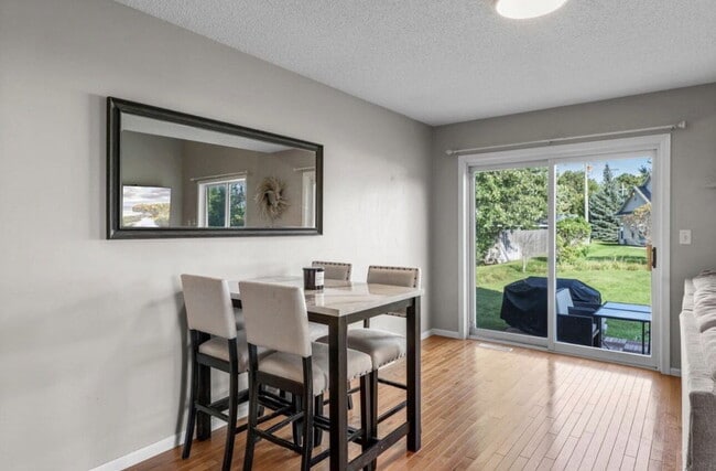 Building Photo - Elegant 3-Bed Single Family with Fireplace & Hardwood Floors in Shakopee – 2345 Sq Ft of Comfort