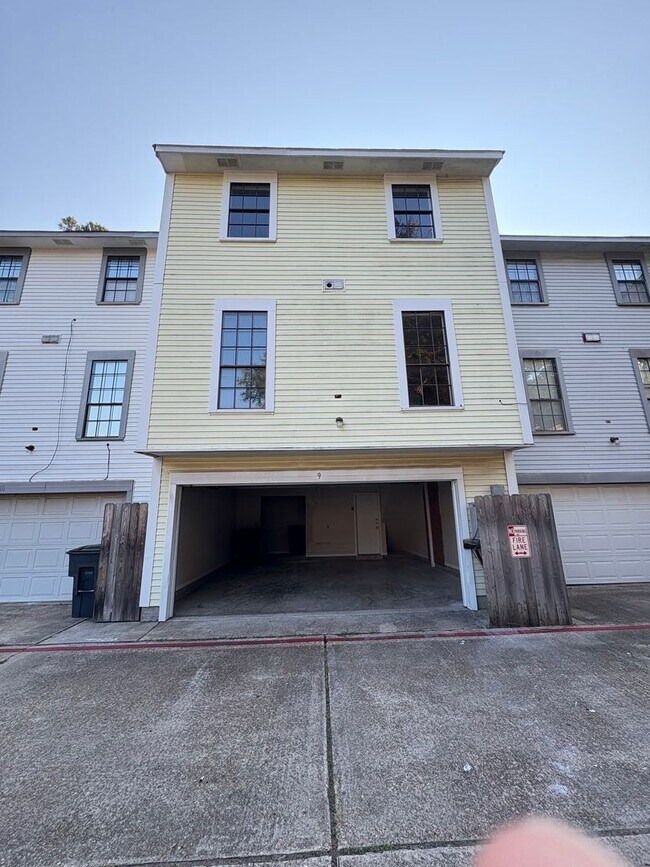 Building Photo - Huge 2 bedroom/2.5 bathroom Townhouse with...