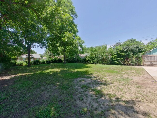 Building Photo - 2027 N Spruce St