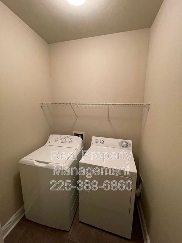 Building Photo - 809 Summer Breeze Dr