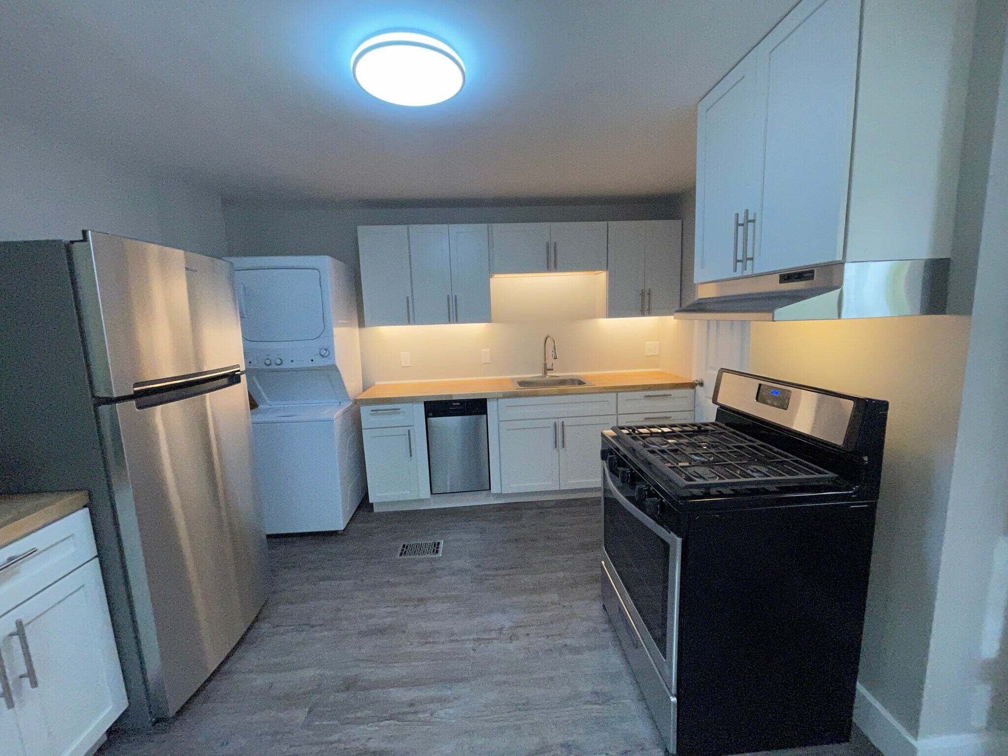 Building Photo - 1585 E 32nd St