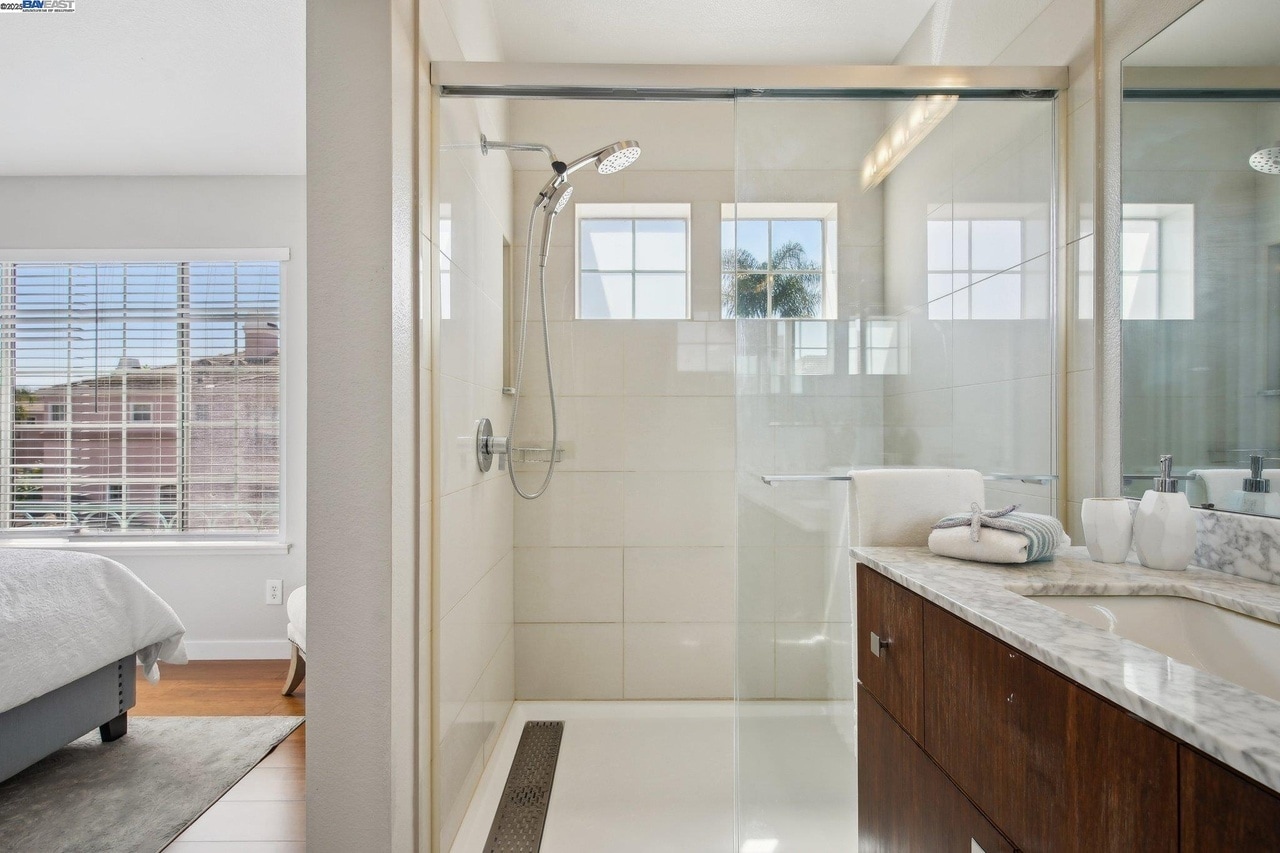 Building Photo - 385 Montecito Way