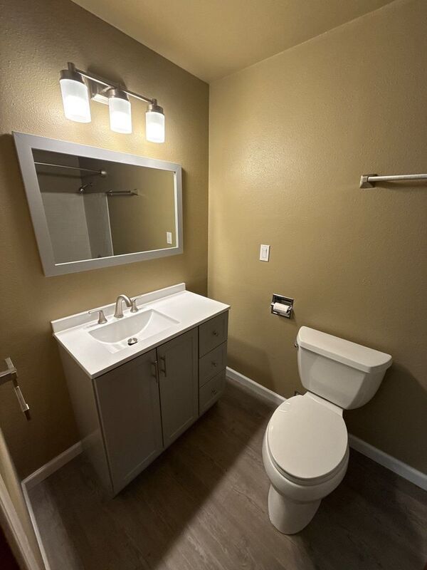 Building Photo - 1650 NW Highland Dr