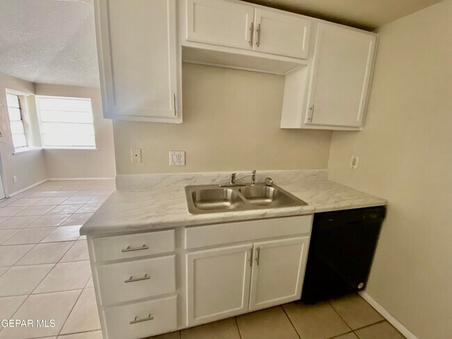 Building Photo - 823 Montera Rd