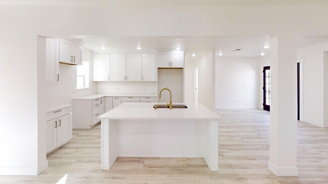 Building Photo - 1129 W 14th St