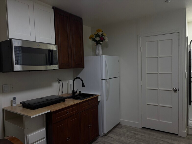 Building Photo - 15111 Hemlock Ave