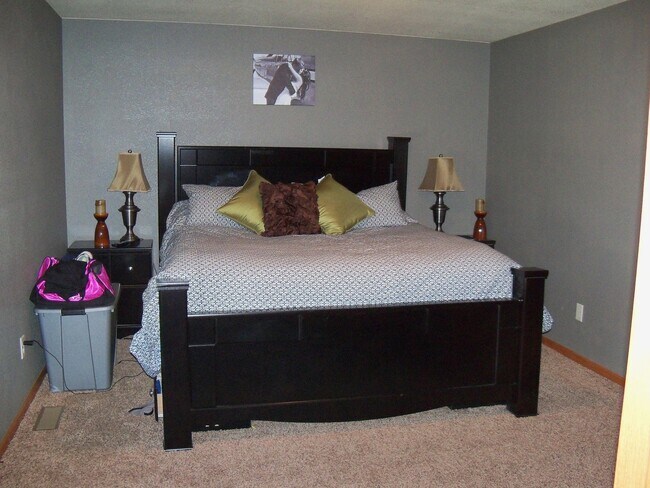 Building Photo - 4 BEDROOM | 3 BATH | TRI-LEVEL HOUSE | RAP...