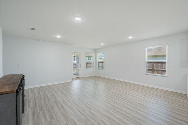 Building Photo - 522 Mary Lou Way