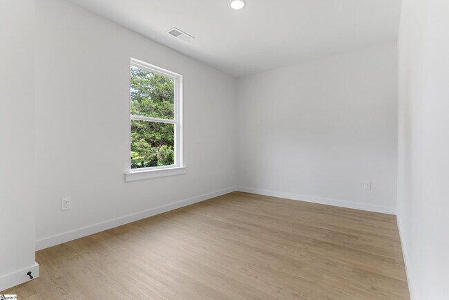 Building Photo - 239 Vanderbilt Rd
