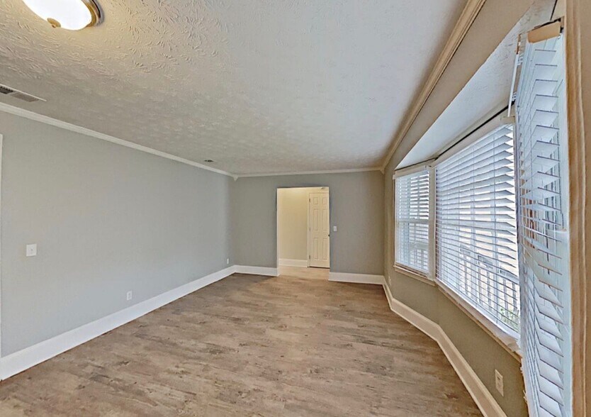 Building Photo - 17231 Greentree Dr