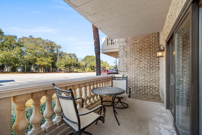 Building Photo - 10100 Lakeshore Dr