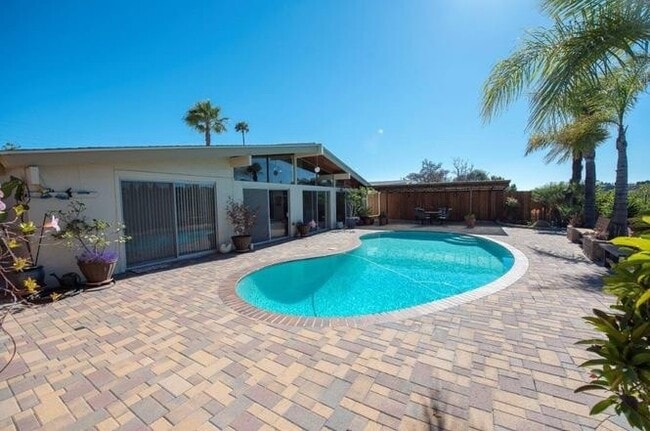 Building Photo - POOL house! BIG rooms! 8 Bedrooms