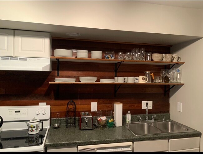 Building Photo - 6640 Bellaire Dr