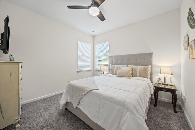 Building Photo - "Spacious 5-Bedroom Gem in Gastonia with 3...