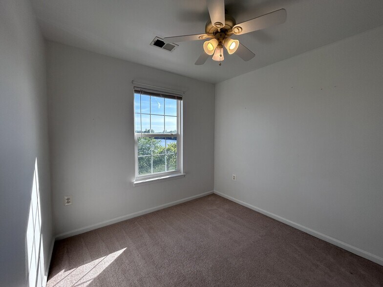 Building Photo - 1057 Lake Pelham Dr