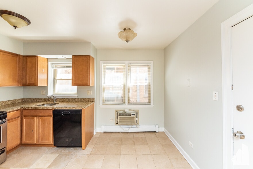 Building Photo - 4540 N Wolcott Ave