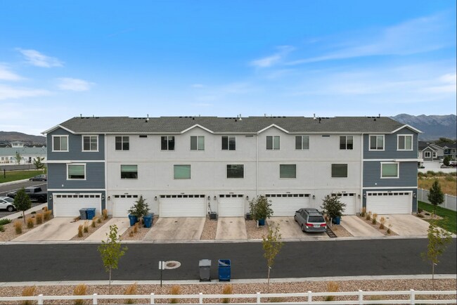 Building Photo - 3 Bed/3 Bath Townhouse in Saratoga Springs