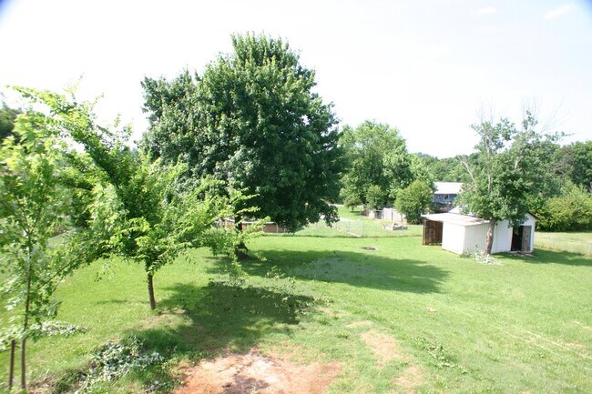 Building Photo - Seymour, 4 bedroom, hardwood floors - Call Steve Davis (865) 681-1000