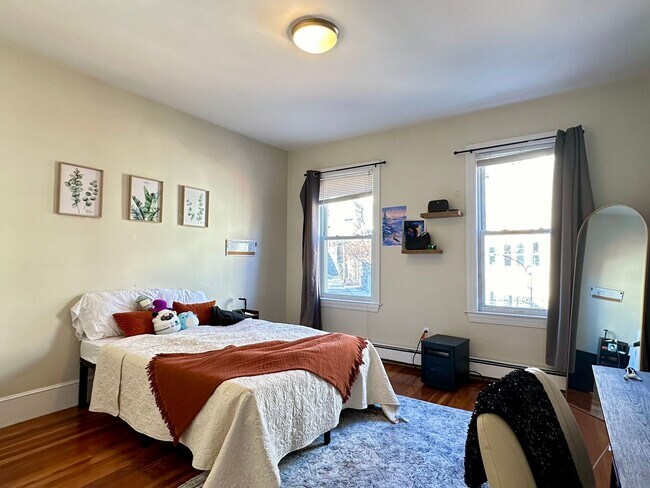 Building Photo - Mission Hill 5 -Bed