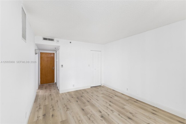 Building Photo - 7601 E Treasure Dr