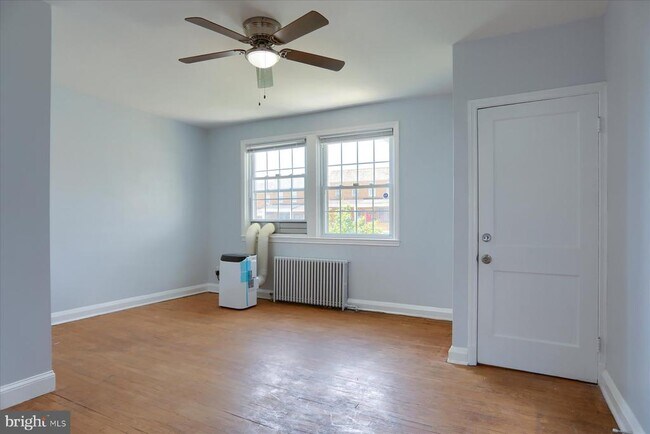 Building Photo - 1323 N Kenwood Ave