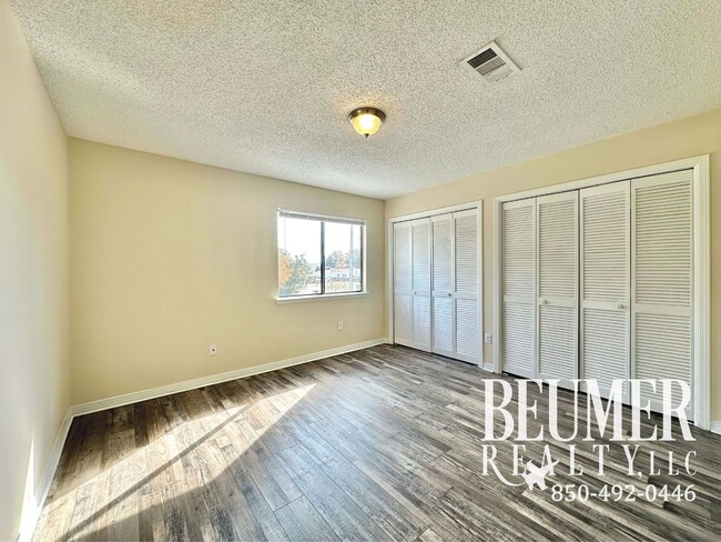 Building Photo - Townhome located minutes from beaches and NAS