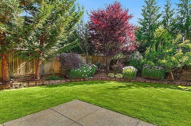 Building Photo - A Beautiful Picture Perfect Home with 4 Be...