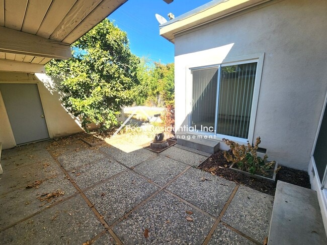 Building Photo - Spacious Arden Area 3bd/2ba Duplex with Garage