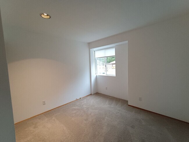 Building Photo - Rare Lakefront Retreat