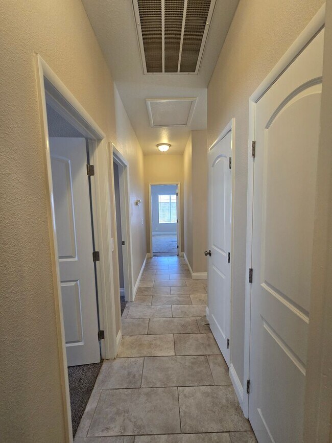 Building Photo - A Fabulous 4 Bedroom Single Story Home at the Lakes