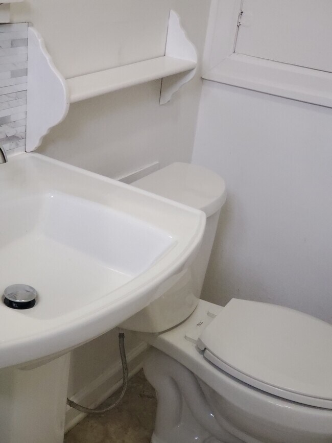 bathroom - 807 St Helens St