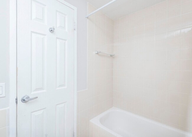 Building Photo - 3505 S Ocean Dr