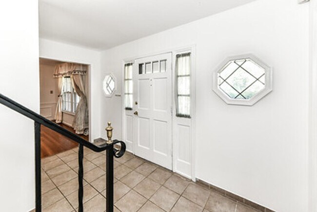 Building Photo - Spacious 4 Bed 2/2 Bath Home with Park-Lik...