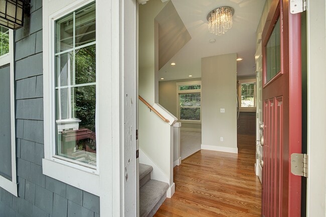 Building Photo - 3Bd/3.25Ba Kirkland Townhome
