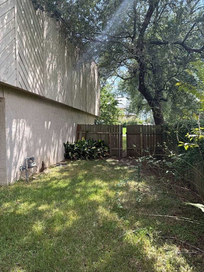 Building Photo - 2603 Lazy Lake Dr