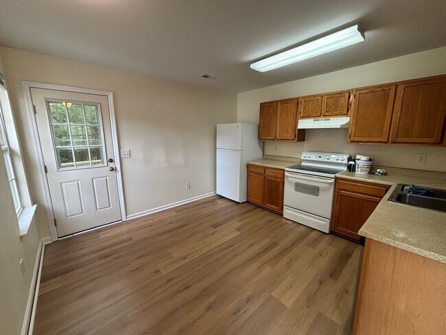 Building Photo - 3 Bed 3 Bath Garage Apartment Home