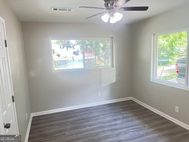 Building Photo - 1255 Pine Ave