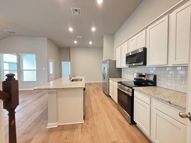 Building Photo - Want luxury living in the Far West ...Look no further...Amanda Park is it!