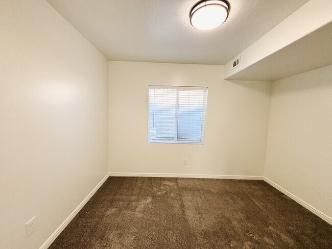 Building Photo - 1094 1825 W