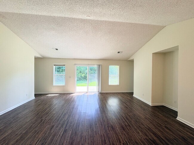Building Photo - 10 Broadland Cir