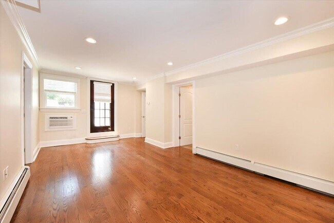 Building Photo - 158 Woodbine Ave